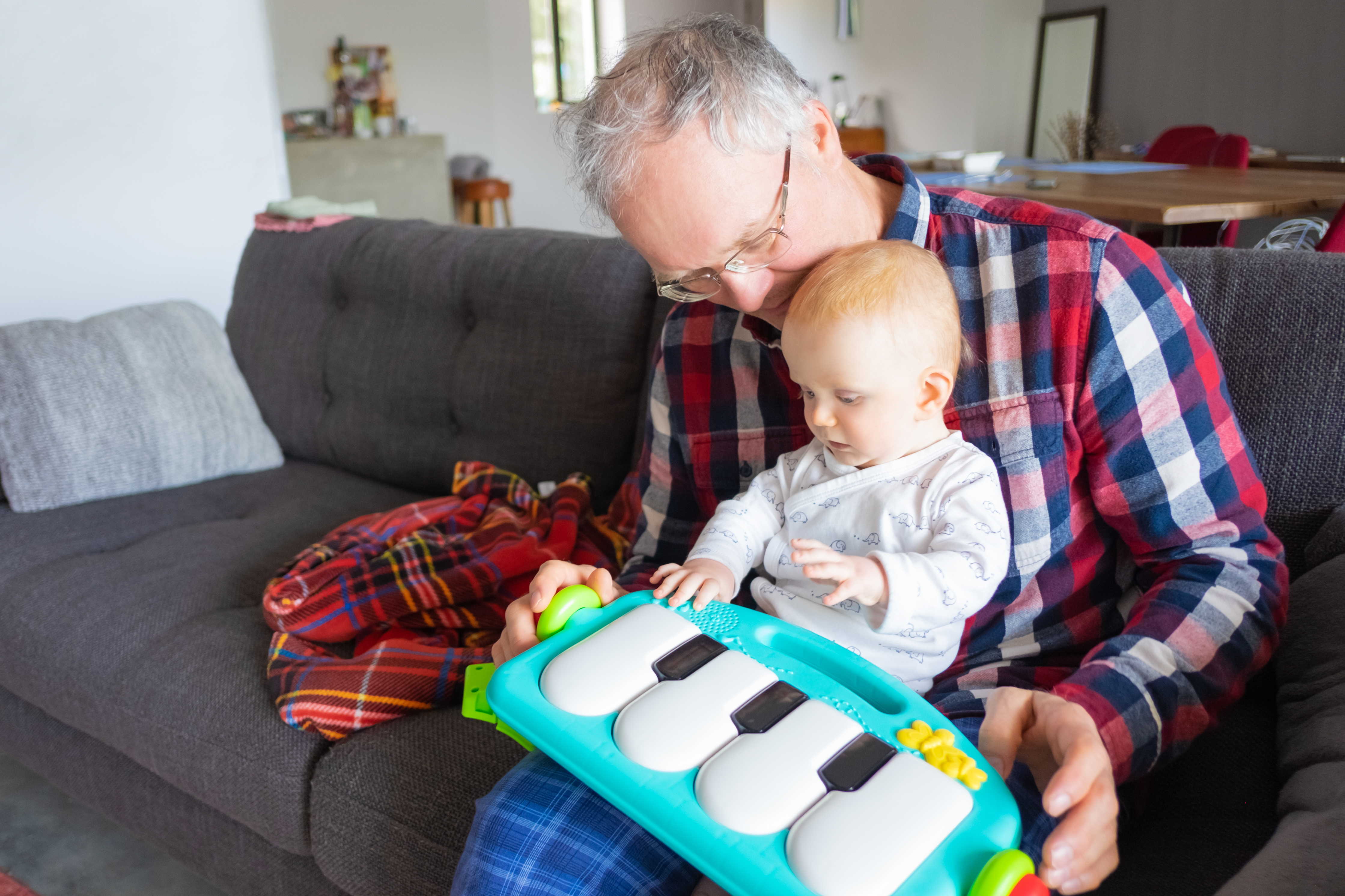 Papy joue avec bébé